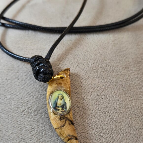 Hand Carved Crescent Moon Pendant with Immaculate Heart of Mary Medal - Picture 8 of 9